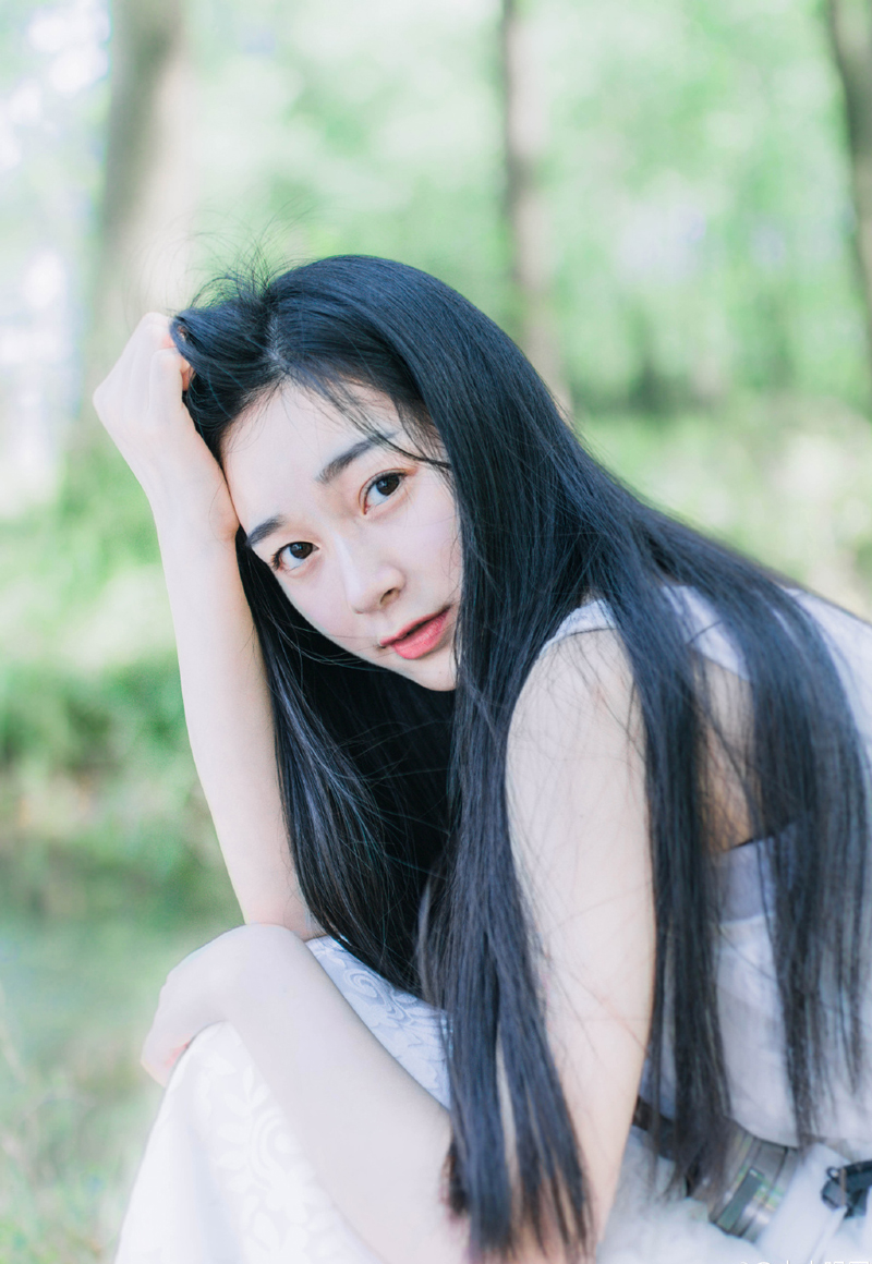 任凭愁思百结，辗转难眠，推轩望月。圆月高悬，散落满地皎辉。想来，明月必无情，千年风霜尽，多情易老。若有情，早该随风老去。明知月无情，为何屡屡寄情于明月?